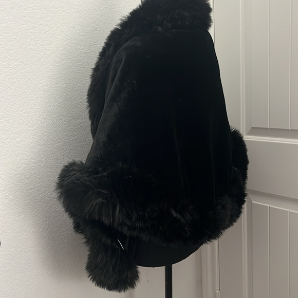 Faux fur Shawl - Picture 2 of 4